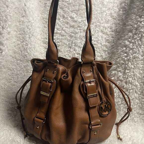Michael Kors Brown Leather Medium bucket style shoulder bag gold tone Hardwares. - Picture 5 of 16
